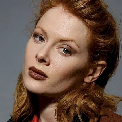  Emily Beecham
