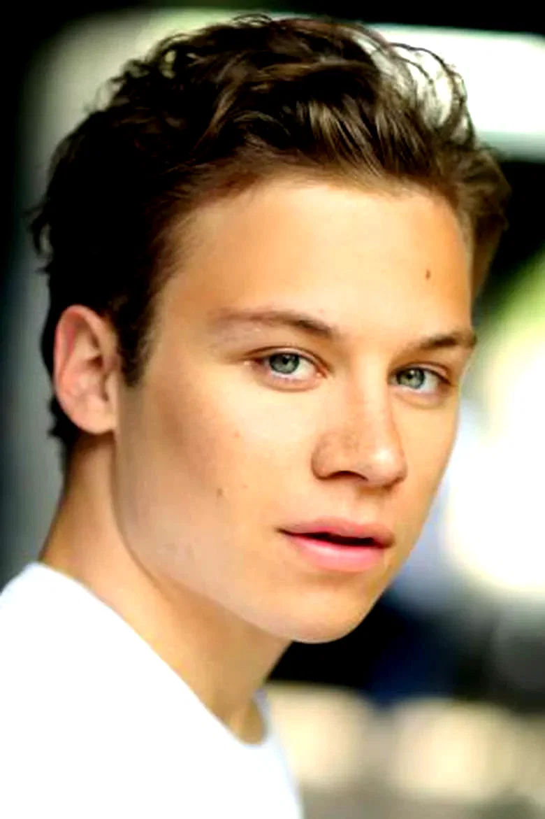  Finn Cole
