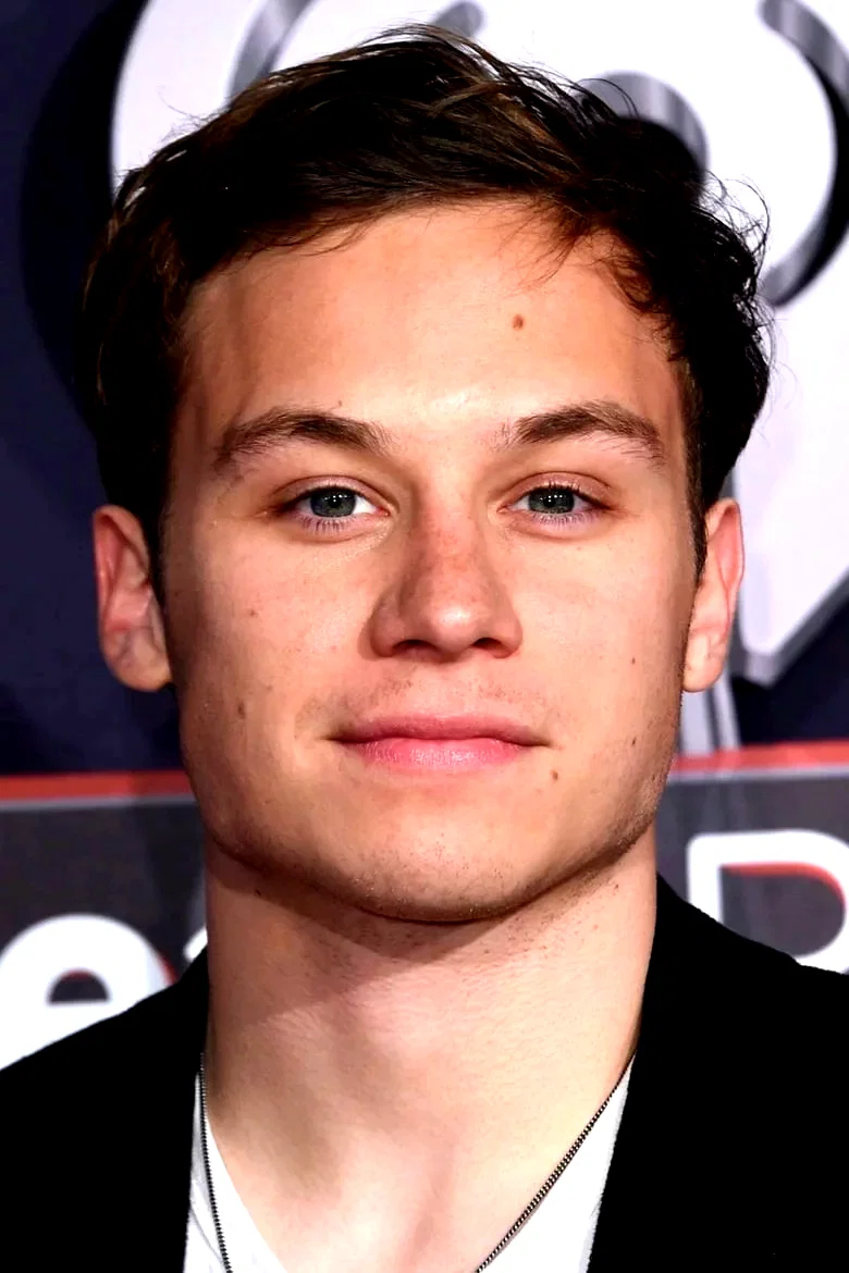  Finn Cole
