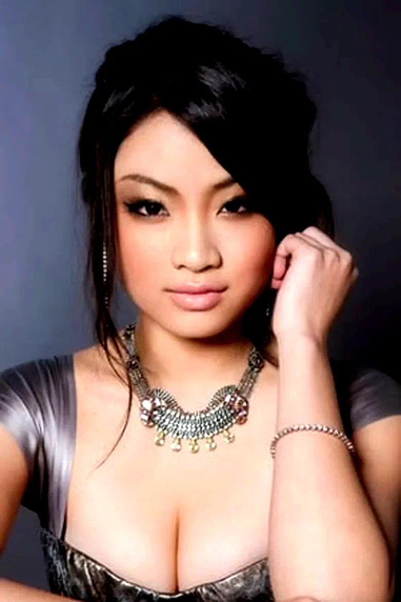  Anna Sawai