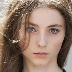 Photo star :  Thomasin McKenzie