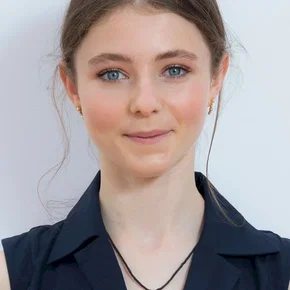 Photo star :  Thomasin McKenzie
