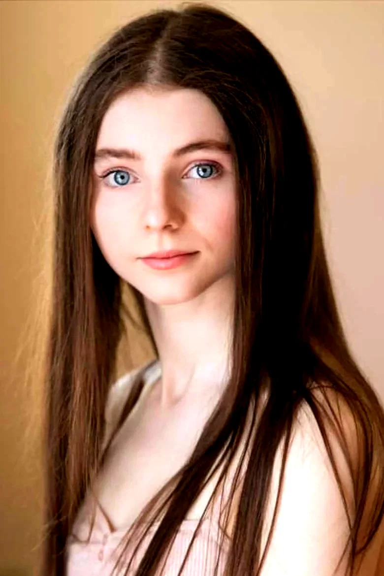  Thomasin McKenzie
