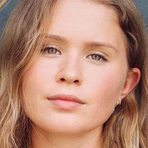 Photo star :  Eliza Scanlen