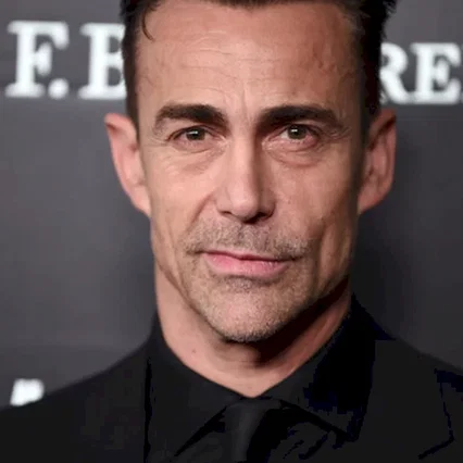  Daniel Bernhardt