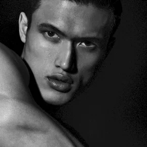 Photo star :  Charles Melton