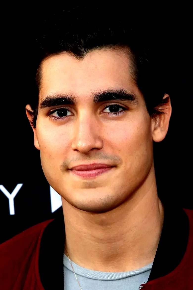  Henry Zaga