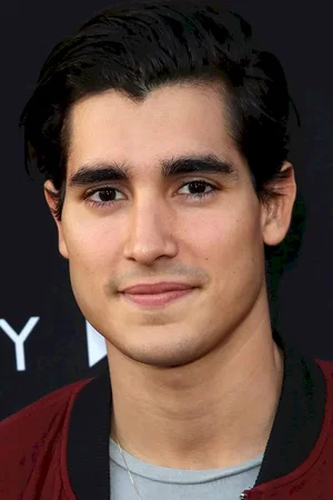  Henry Zaga photo