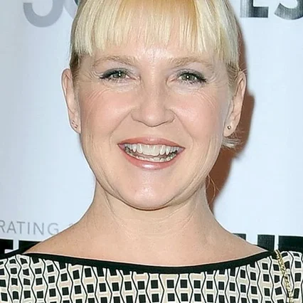  Carolyn Lawrence