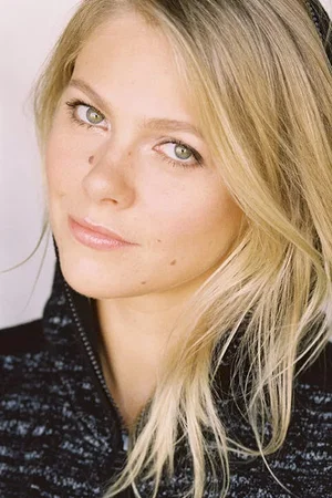  Lily Cowles