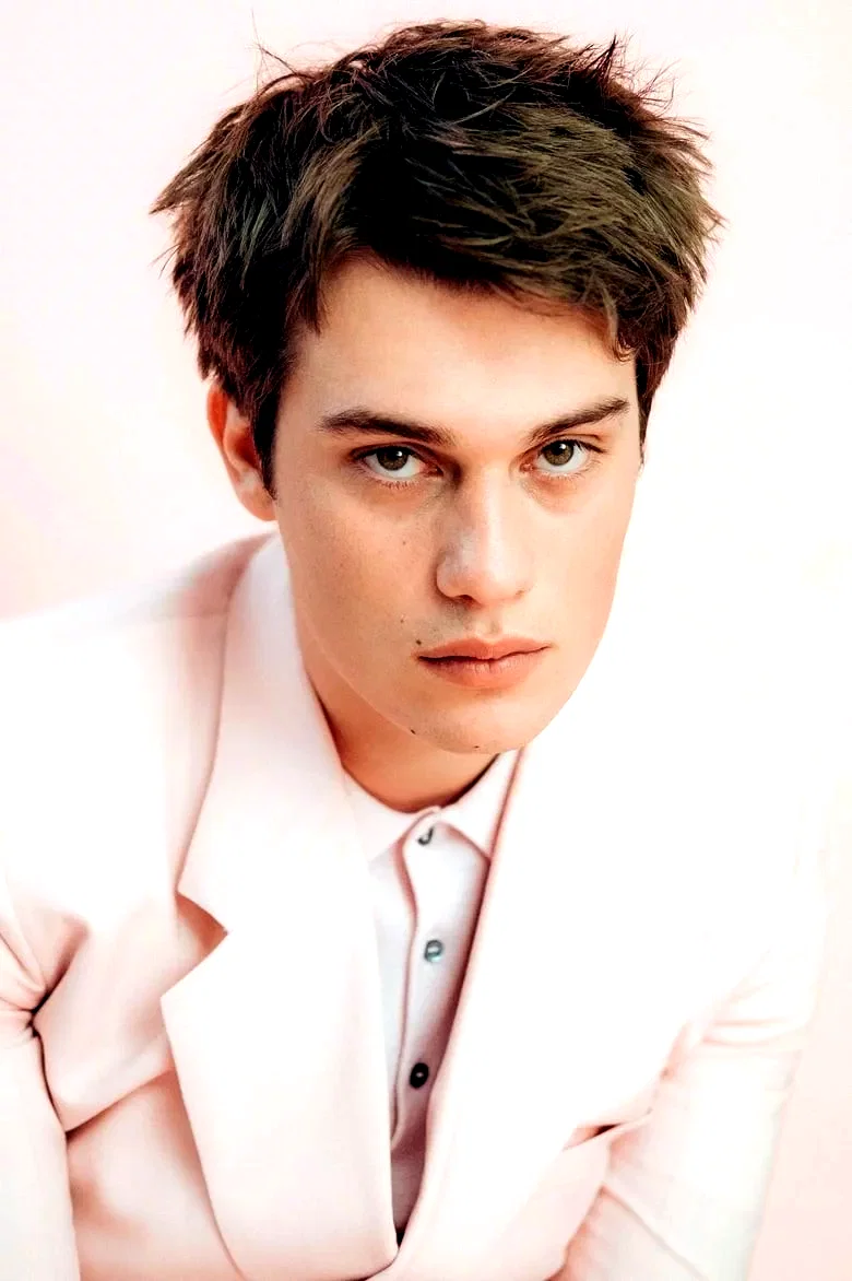  Nicholas Galitzine