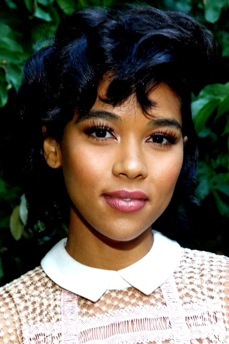  Alexandra Shipp