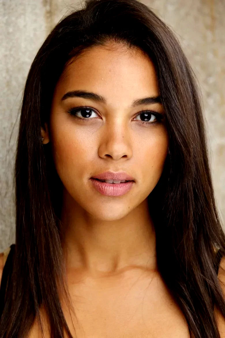  Alexandra Shipp
