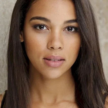  Alexandra Shipp