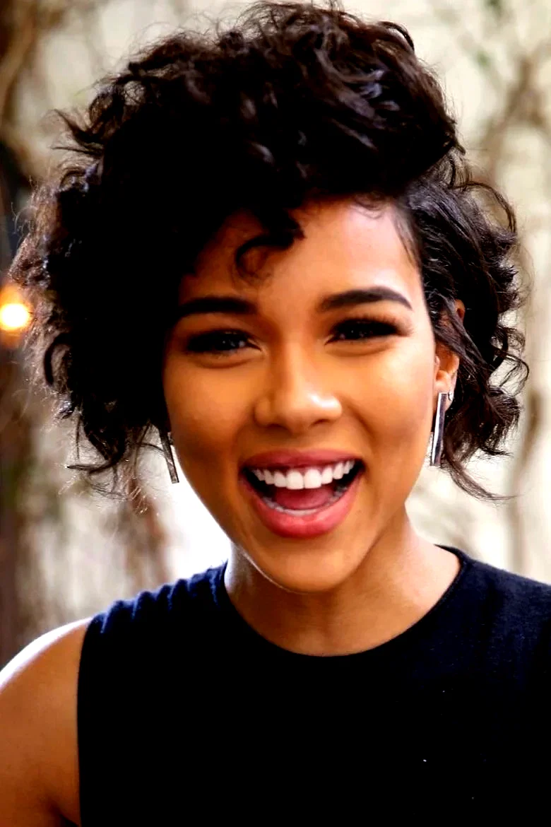  Alexandra Shipp
