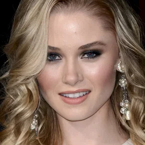 Photo star :  Virginia Gardner