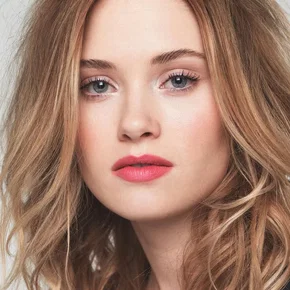 Photo star :  Virginia Gardner