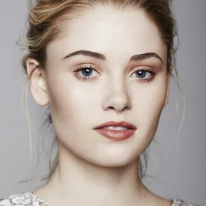 Photo star :  Virginia Gardner