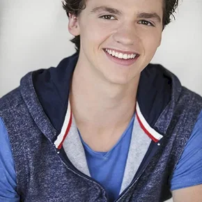 Photo star : Joel Courtney 