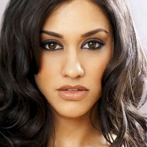 Photo star : Janina Gavankar