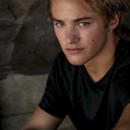  Mitchell Hoog