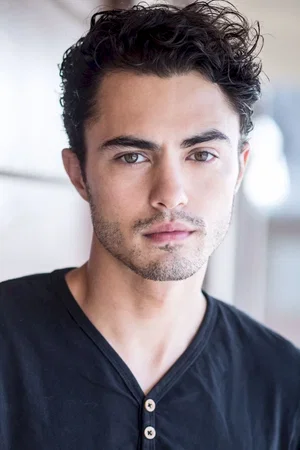  Darren Barnet photo