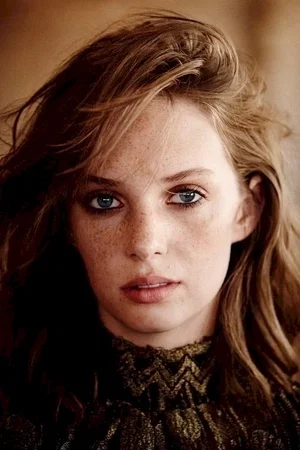  Maya Hawke