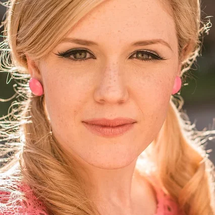  Harriet Dyer