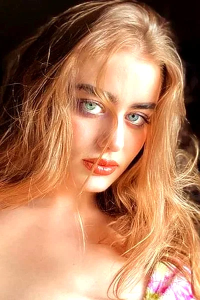  Alli Hart