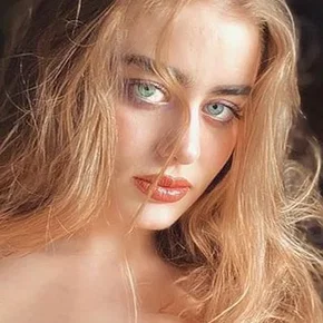 Photo star :  Alli Hart