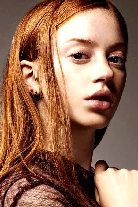  Lily Newmark