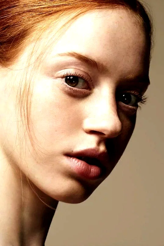  Lily Newmark