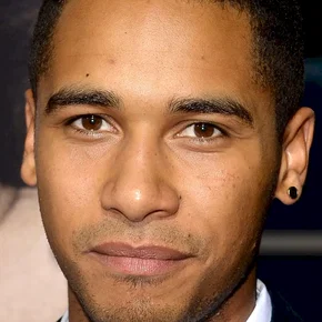 Photo star : Elliot Knight