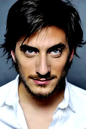 Luca  Marinelli 