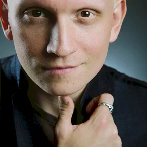 Photo star : Anthony Carrigan