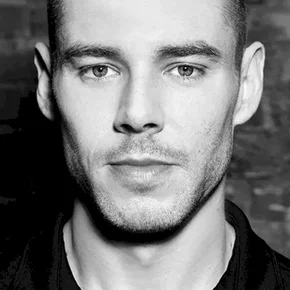 Photo star : Brian J. Smith