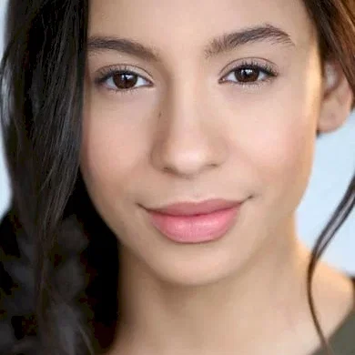  Izabella Alvarez