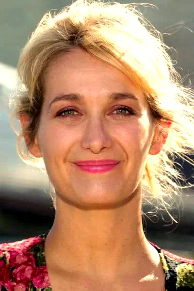  Caroline Anglade