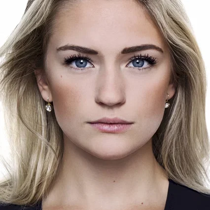  Alicia Agneson