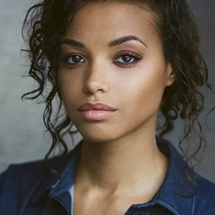  Ella Balinska