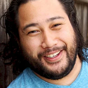 Photo star :  Cooper Andrews