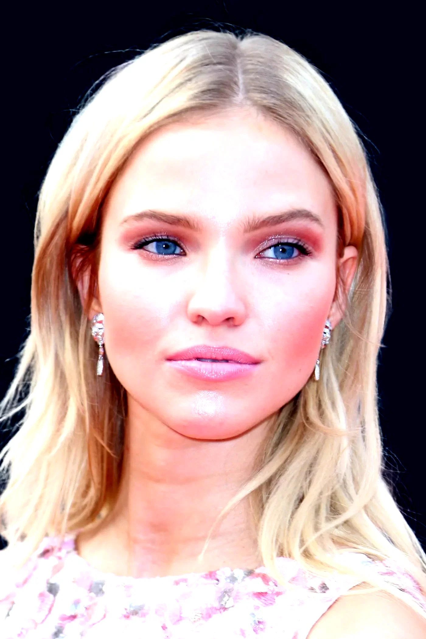  Sasha Luss