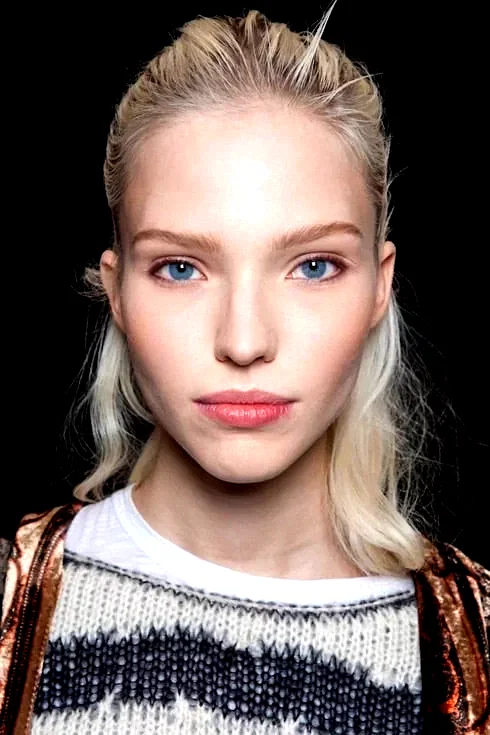  Sasha Luss