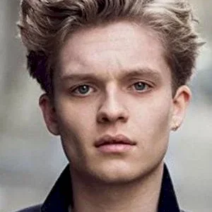  Tom Glynn-Carney
