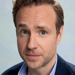 Photo star : Rafe Spall