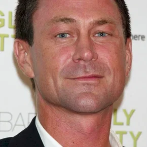Photo star : Grant Bowler