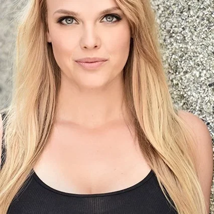  Clare Filipow