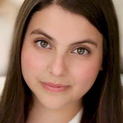 Beanie Feldstein
