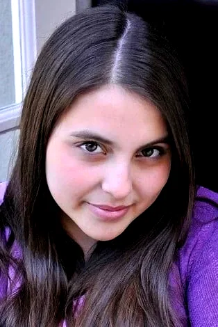  Beanie Feldstein