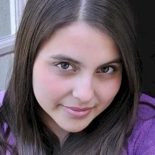  Beanie Feldstein
